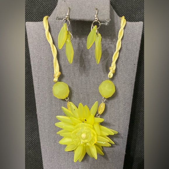 Vintage Acrylic yellow sunflower necklace with dangling matching earrings - Picture 1 of 7